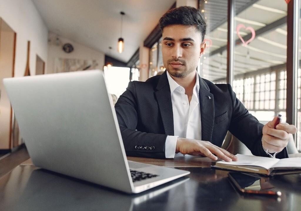 Agent researching and choosing the best transaction coordinator software to simplify real estate transactions