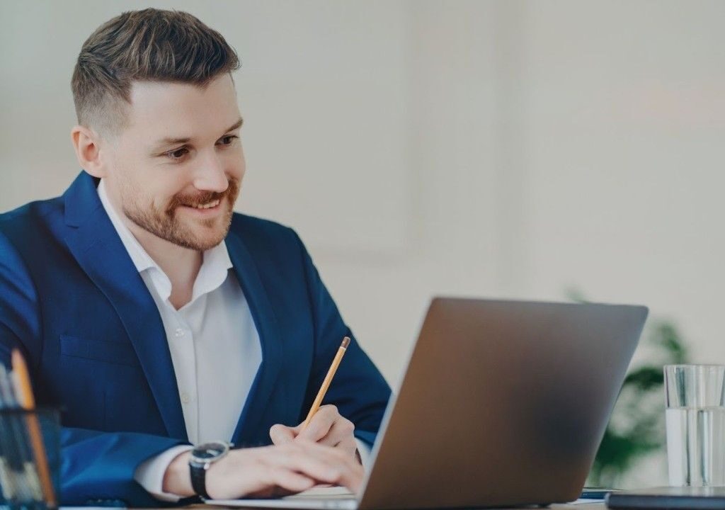 Realtor using deal tracking software to monitor real estate transactions